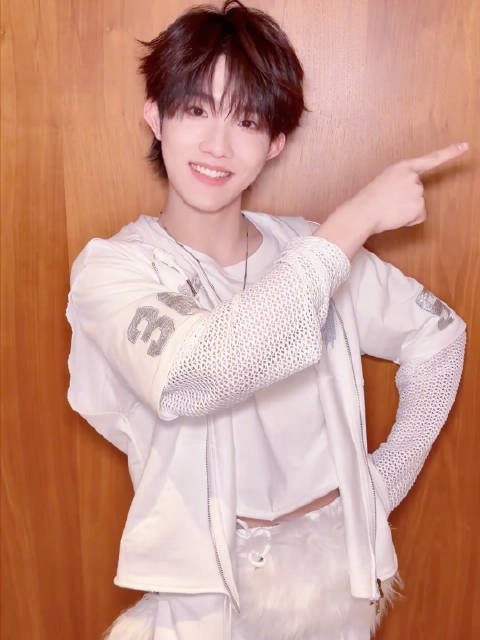 苏新皓19岁生日,粉丝祝福舞台继续闪耀