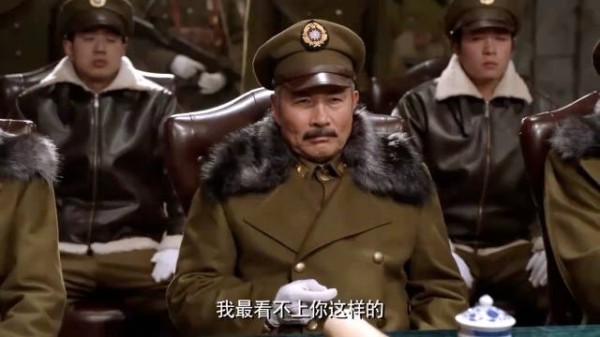 林海雪原：屋里吵得不可开交，外面土匪开始干架，真刺激！