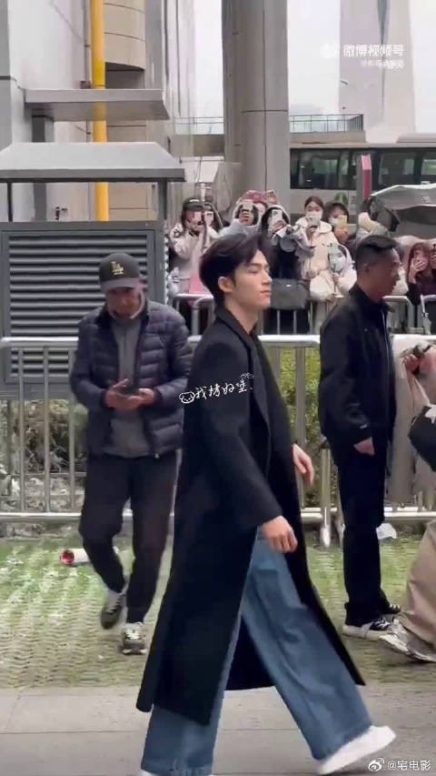 王星越：穿搭随便穿穿，颜值来凑！这波属实是赢麻了