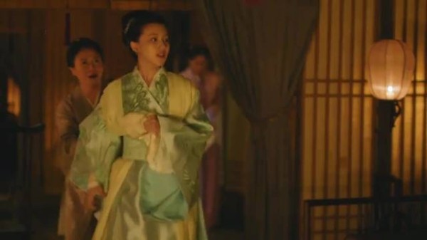 王若弗罚跪委屈哭诉，华兰面前泪如雨下