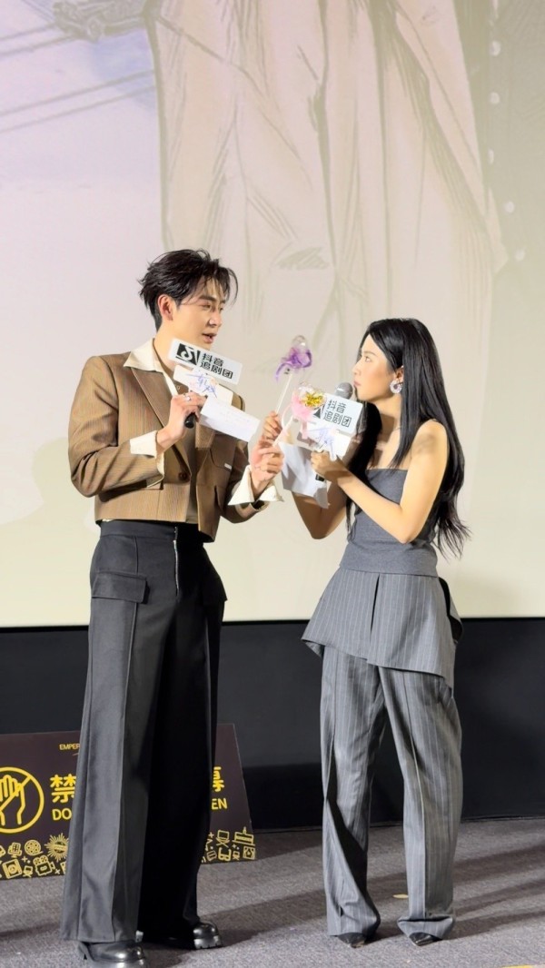 卢昱晓教陈星旭唱床边故事，网友：晓晓就这么大大方方玩起了自己的梗