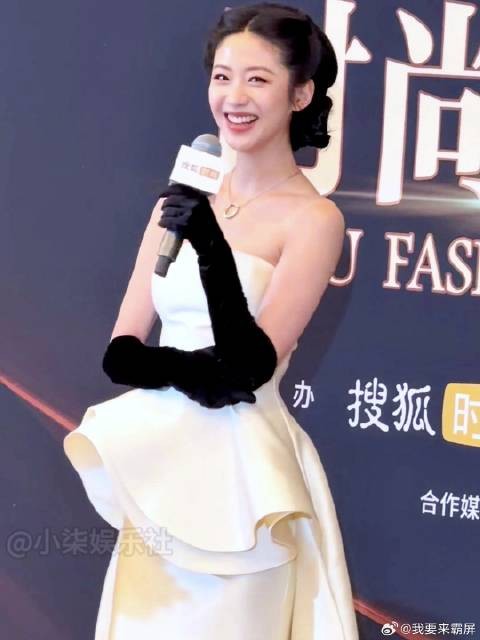 好美，向涵之红毯造型好像白巧克力，网友：总能看到汤唯的影子