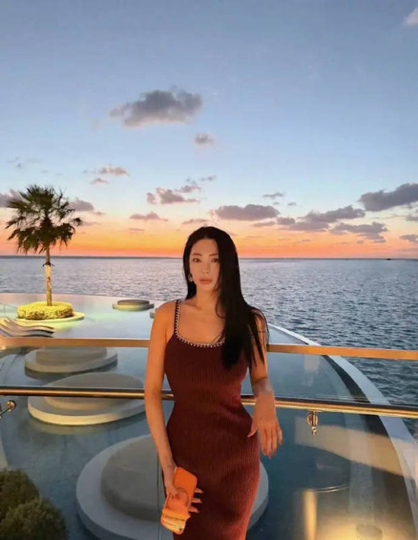 好身材藏不住！张雨绮晒海边照秀曼妙曲线