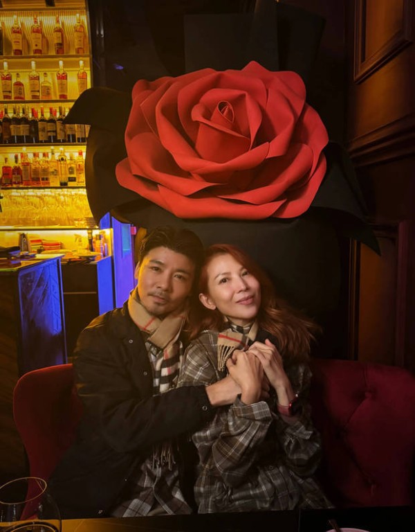 张晋蔡少芬甜蜜相拥，很幸福。