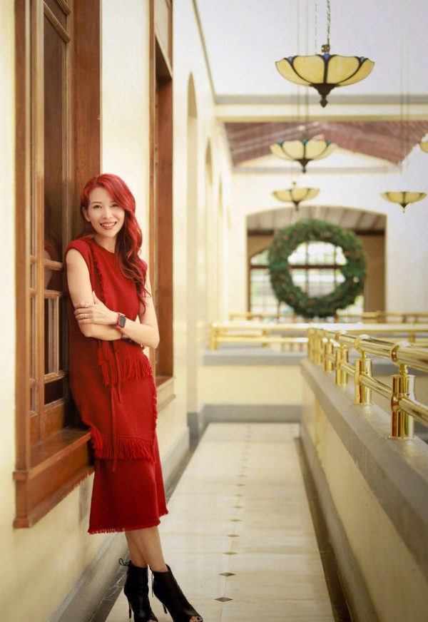 蔡少芬穿红裙状态超好。