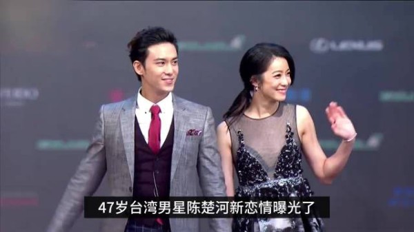 47岁陈楚河承认恋情，与女友携狗外出聚餐