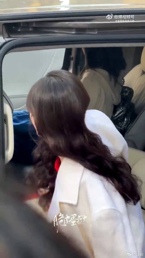 李一桐红白穿搭明媚动人，曾舜晞牛仔造型简约大气，路透绝了！