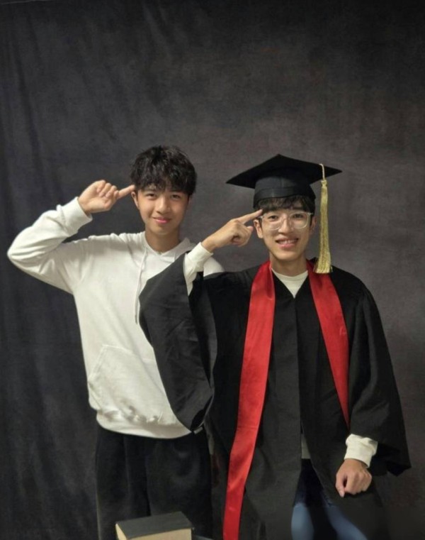 李克勤18岁长子回香港探亲，全家外出吃火锅，卢淑仪搭肩俩子合照