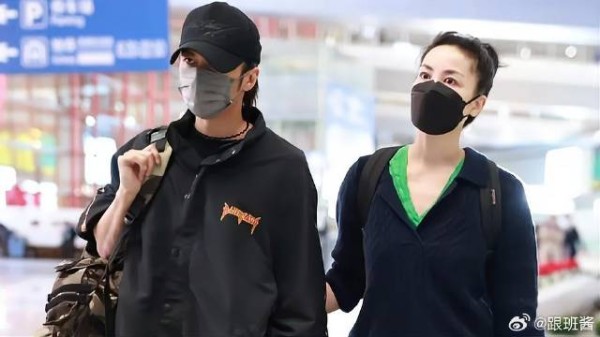 王菲谢霆锋回北京了,菲姐勾男友手臂一脸爱意,画面超甜