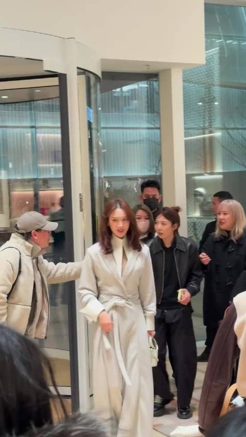 金晨亮相LV活动现场，短发大喜