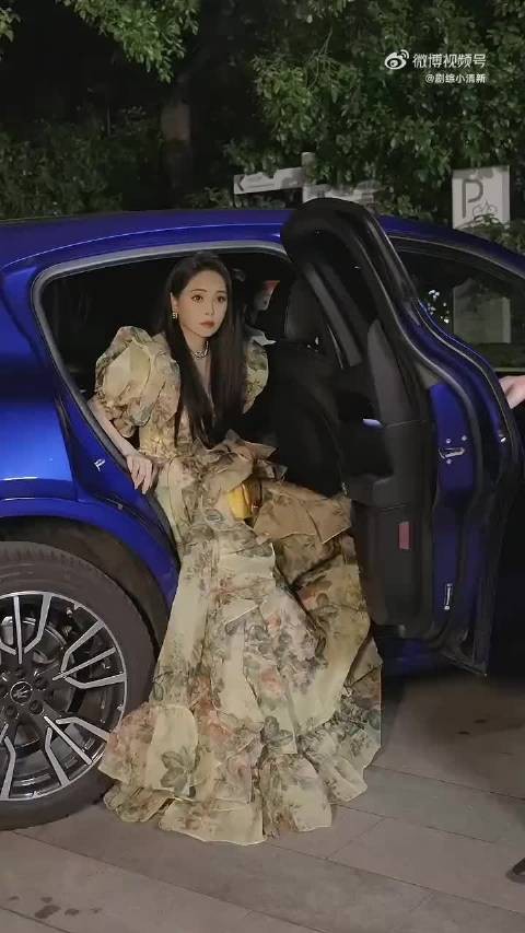 57岁伊能静状态如少女，素颜白皙身材苗条