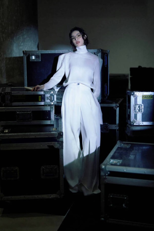 钟楚曦身材窈窕，气场全开。