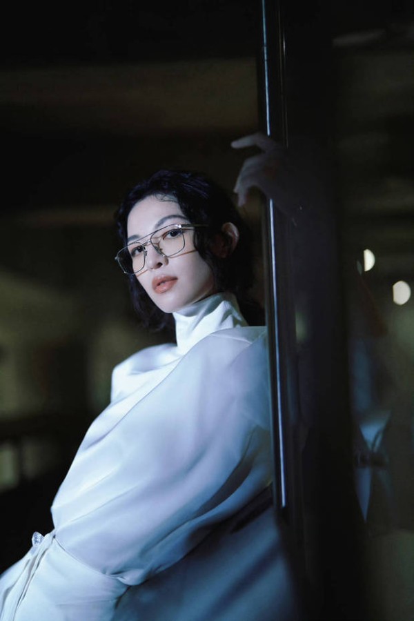 钟楚曦眼神充满撩人魅力。