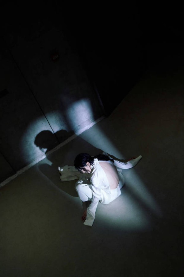 钟楚曦大方露出美背。