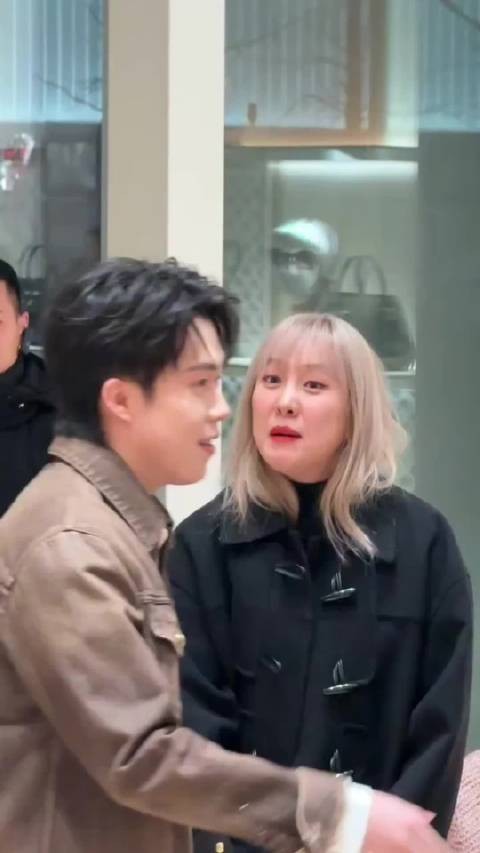 王楚钦昨晚LV活动，王晨策戴上帽子也一直跟在身边