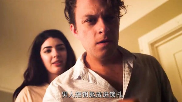 夫妻俩在房间里发现一道时空之门