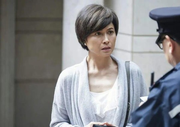 香港知名女星惹同性绯闻，和朋友关系举止亲密，感情不顺已单身多年