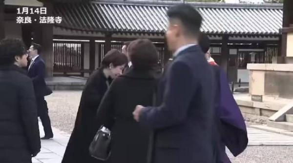 高市早苗发现李在明穿运动鞋参观寺庙，似乎和他开了个玩笑