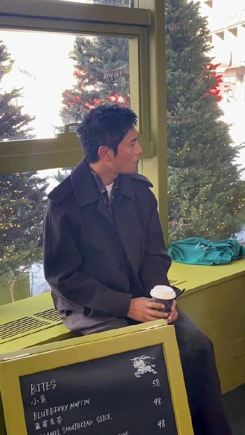 陈坤出席Burberry崇礼限时店开幕，穿风衣短外套亮相