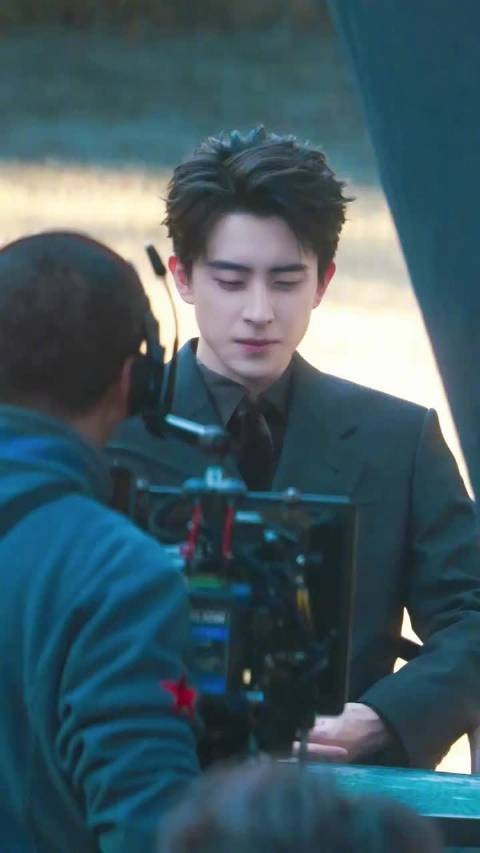 敖瑞鹏不二之臣久违的外景路透，新鲜的岑森太帅啦，总裁气场好强