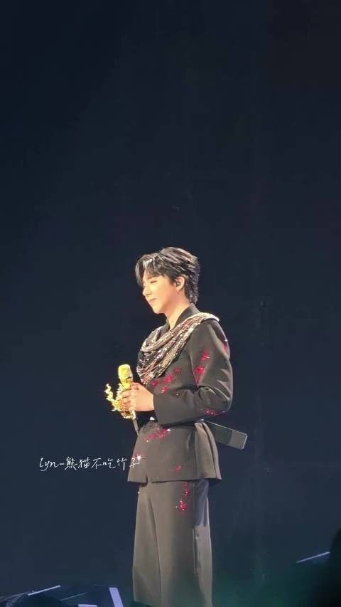 演唱会偷偷抹泪 小哭包感性了 @摩登兄弟刘宇宁