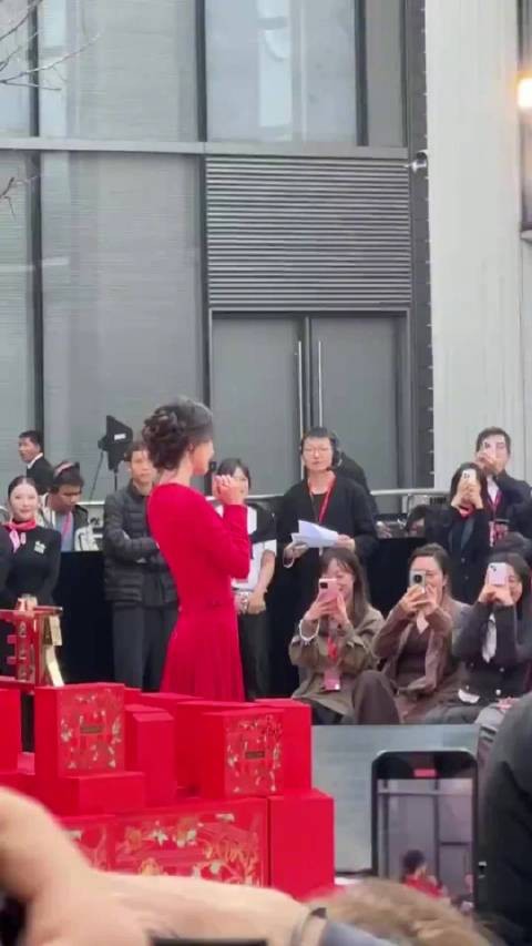 杨幂活动现场被粉丝喊妈咪，微笑回头显宠溺