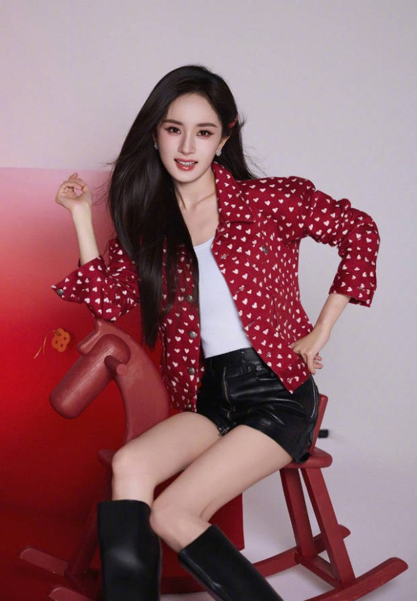 杨幂穿红白爱心波点夹克好养眼。