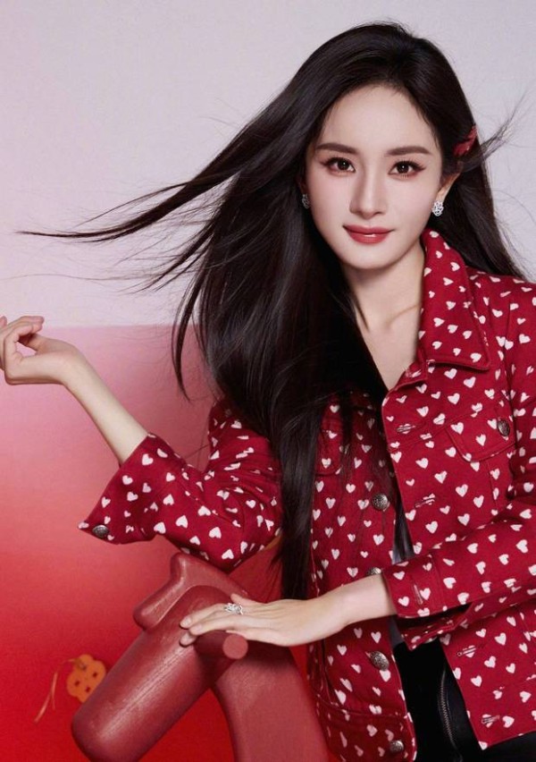 杨幂打扮时髦，秒变青春靓丽美少女。