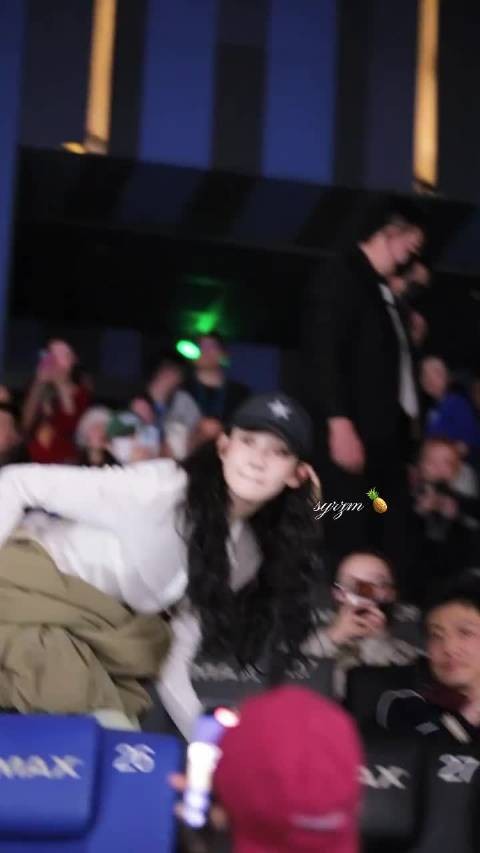 张艺凡丁程鑫偷溜忘拿手机