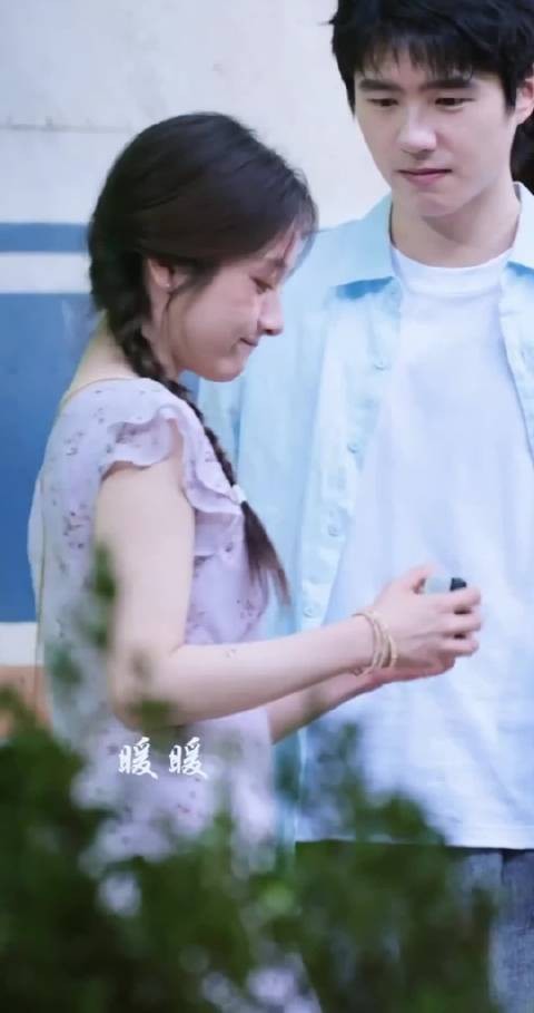 刘昊然、李兰迪《海岛舒服日志》同框路透，好养眼啊~满屏的青春气息!