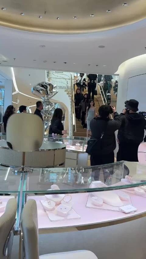 唐嫣蒂芙尼线下活动路透，蓝色裙裙的糖糖，看着好清爽，优雅迷人