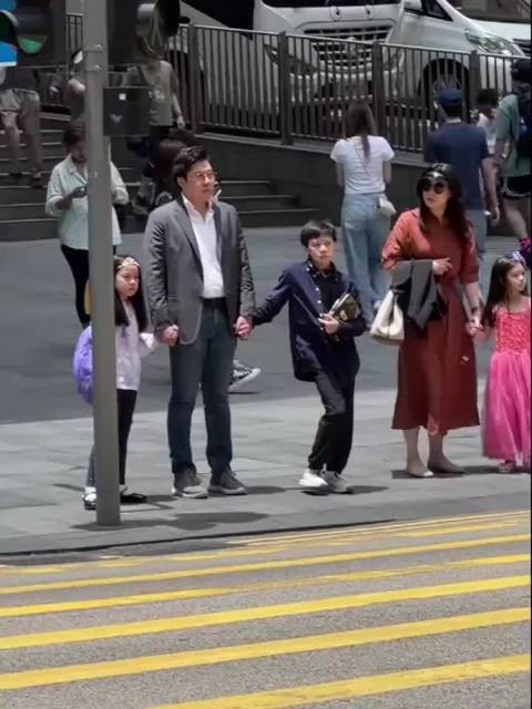 网友香港街头偶遇郭晶晶霍启刚一家人手牵手，好幸福