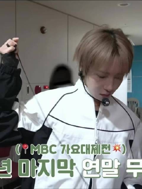 笨蛋小喵在整理耳機