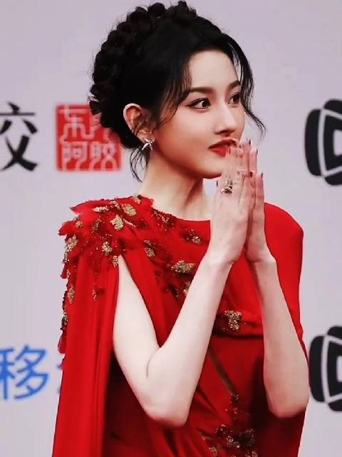 宋祖儿红毯红裙闪耀，明艳笑容绽放星光大赏