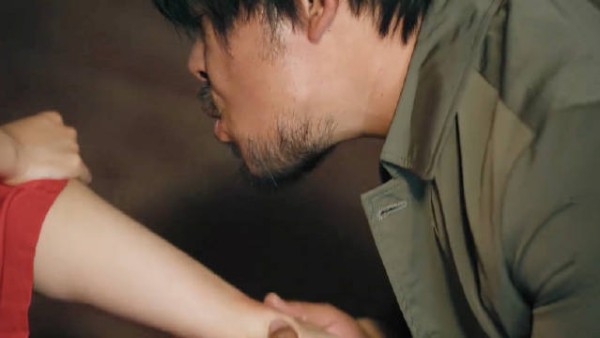 清洁工早起捡垃圾突然发现，河滩上竟有块劳力士！