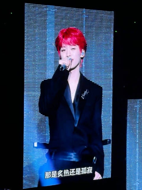 风格碰撞了 妹妹头➕V领 又在萌脸烧