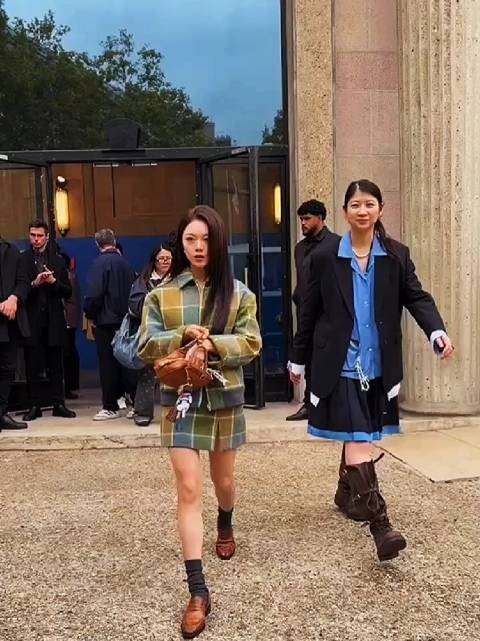 赵今麦格纹套装亮相街头，笑容明媚展青春活力