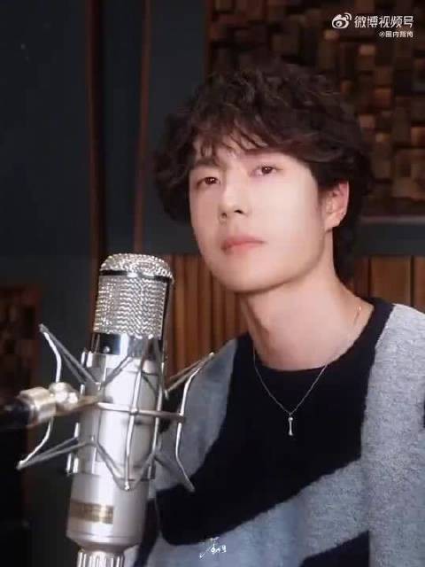 王一博灰黑毛衣卷毛造型亮相录音室，新歌片段曝光