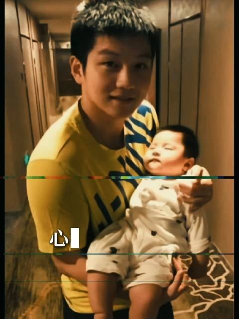 樊振东抱娃姿势专业如人形安全座椅