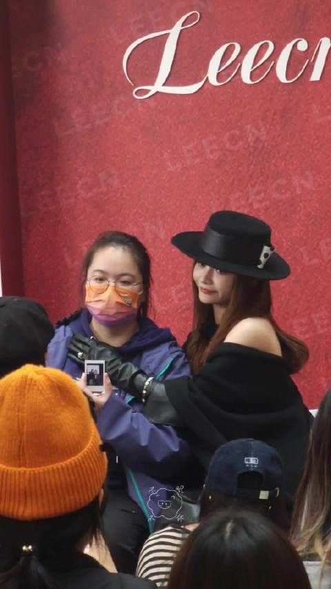 网友晒与母亲合照获妈妈认真查看