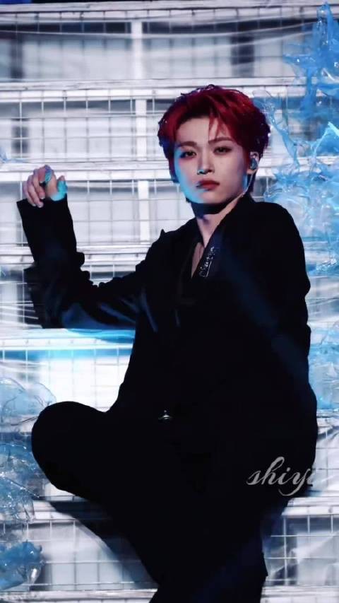 梓渝红发造型亮相，风格多变帅气十足