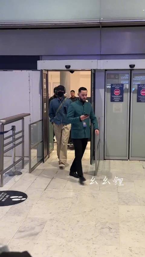 于适到达巴黎 迪奥贵公子来的 好帅好松弛 期待于适再次闪耀巴黎时装周