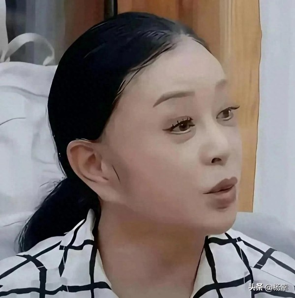 75岁刘晓庆当众扯下假发！坦然面对衰老，活得比谁都飒