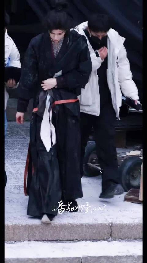 张凌赫归鸾 路透，今天是战损妆