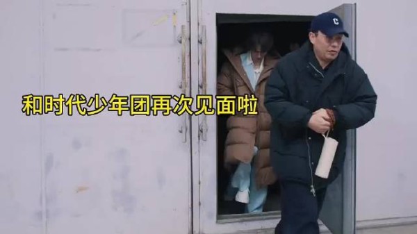 时代少年团淡蓝套装亮相，七人青春活力引期待