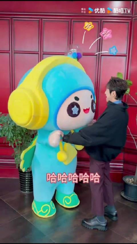 何炅现身网络视听盛典后台，与吉祥物点点互动