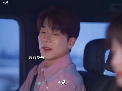 肖稚宇胡羞情侣出游互动甜蜜抹护手霜