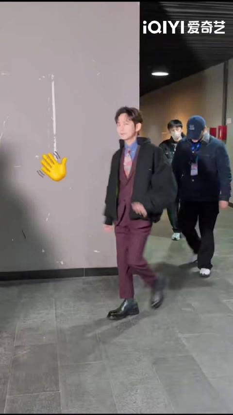 何炅亮相网络视听盛典与吉祥物暖心互动