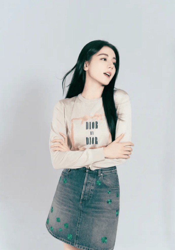 迪丽热巴浅衫短裙造型简约松弛 绿包点缀更显活力清新