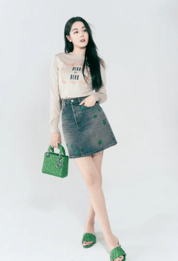 迪丽热巴短衫配牛仔裙配，穿搭清新亮眼。